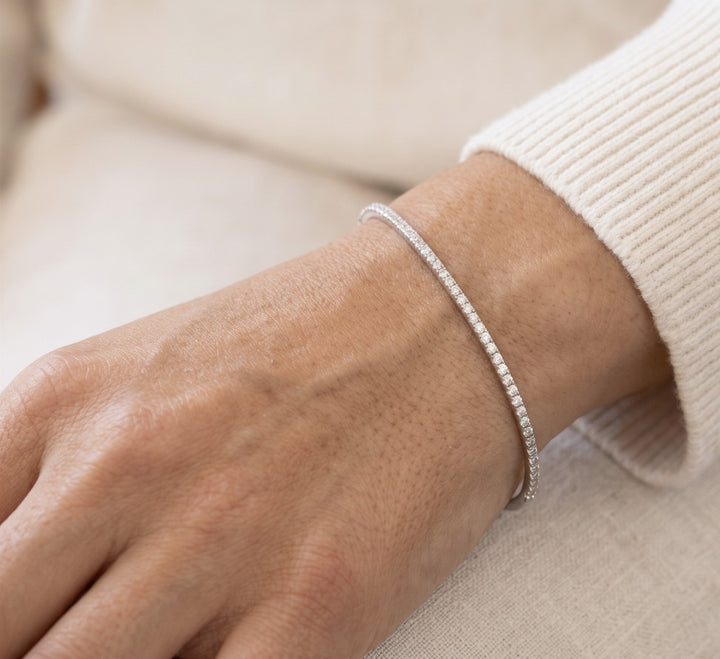 Diamond bangle bracelet on the wrist / צמיד בנגל יהלומים על היד