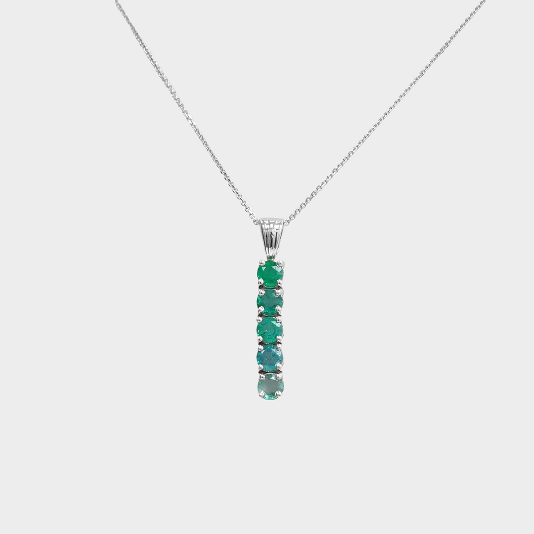 תליון בקו חמש אמרלדים בזהב לבן