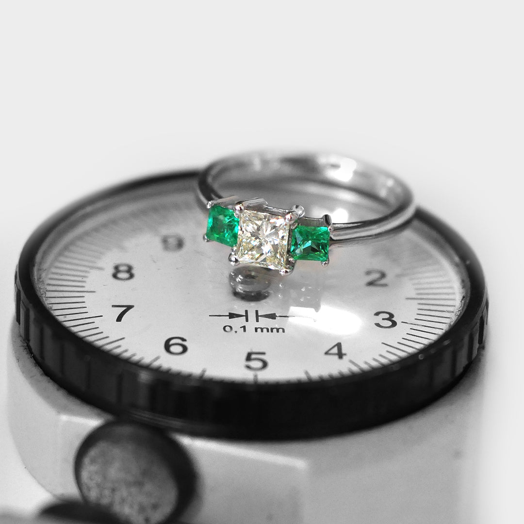 טבעת יהלומים ואזמרגד בחיתוך פרינסס בזהב לבן