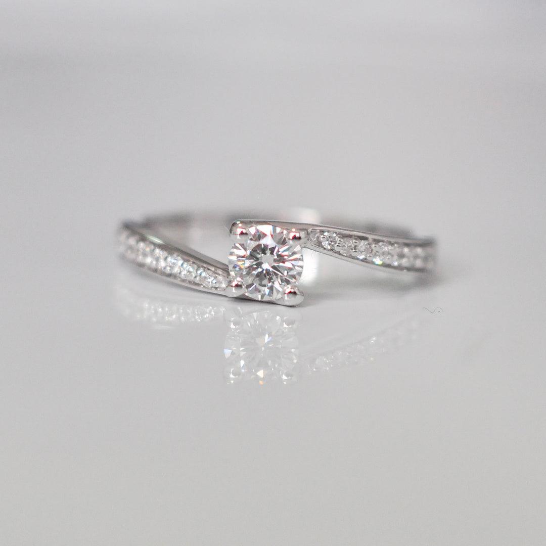 white gold (0.5ct.tw.) diamonds twist style ring.