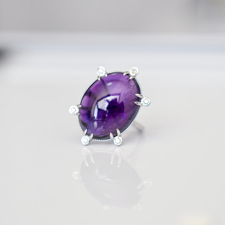 טבעת ייחודית עם אמטיסט קבושון ויהלומים