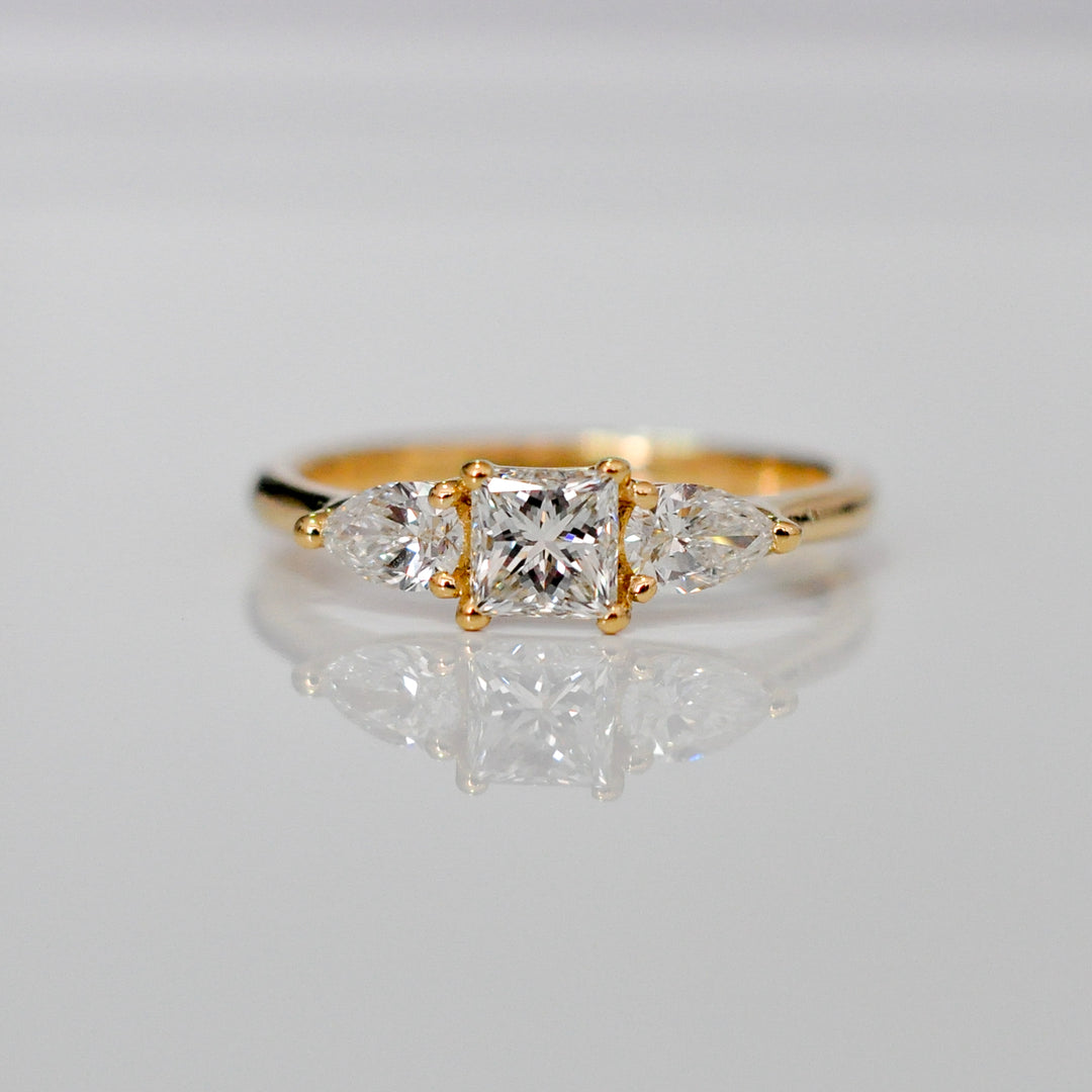 PRINCESS & TWO PEAR SHAPE white diamonds threestones RING
