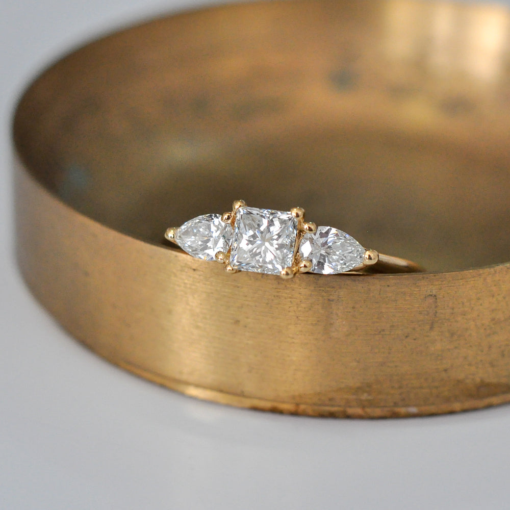 PRINCESS & TWO PEAR SHAPE white diamonds threestones RING